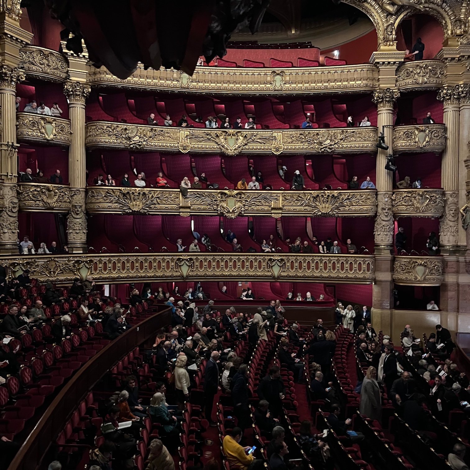 The Palais Garnier auditorium filling in with people